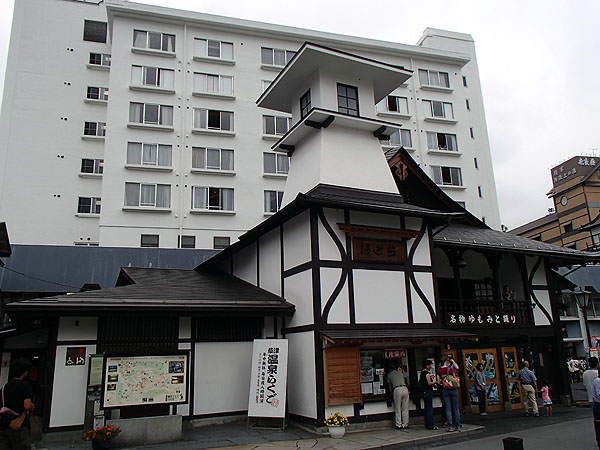 湯畑の周りの風景